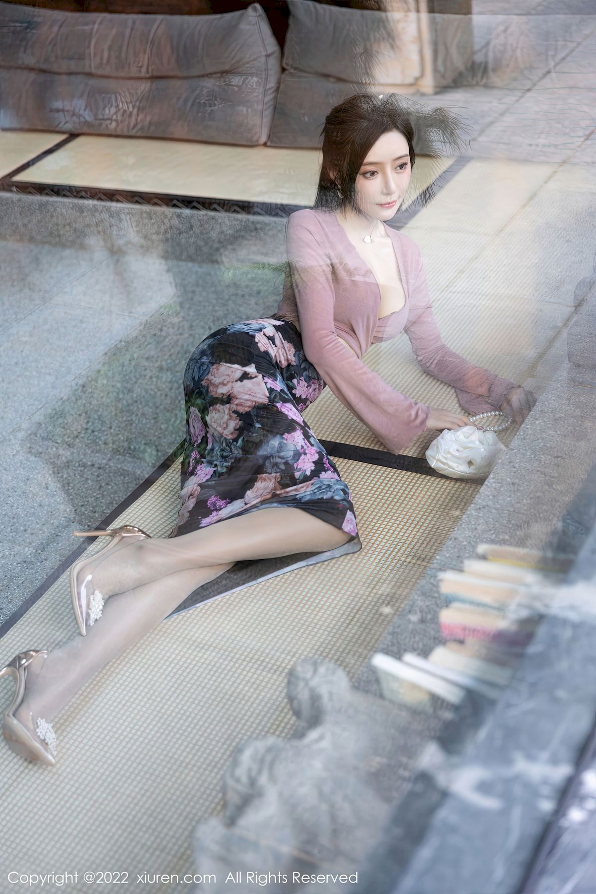 [秀人XiuRen] No.5985 女神王馨瑶yanni – 粉灰色上衣+花色长裙性感写真
