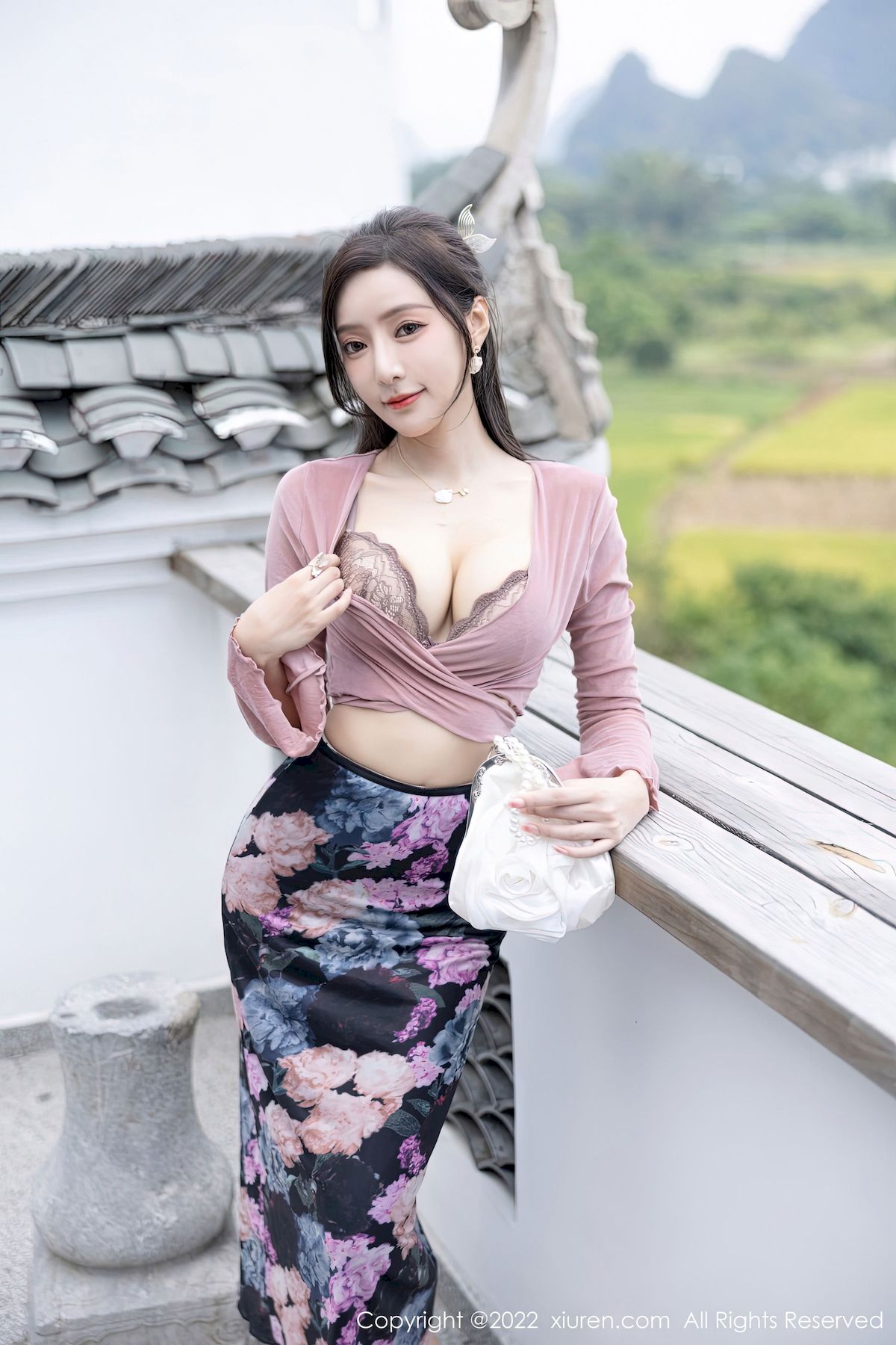 [秀人XiuRen] No.5985 女神王馨瑶yanni – 粉灰色上衣+花色长裙性感写真