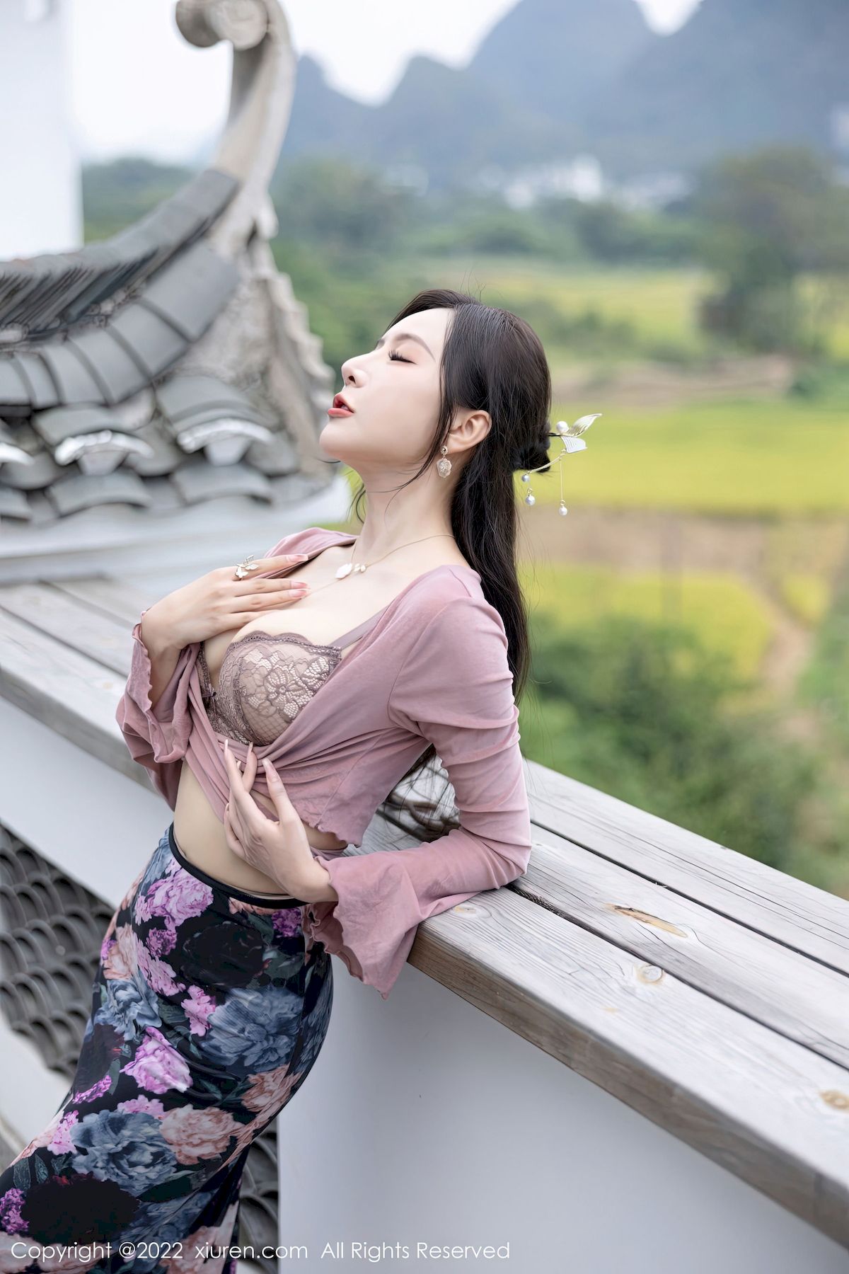 [秀人XiuRen] No.5985 女神王馨瑶yanni – 粉灰色上衣+花色长裙性感写真
