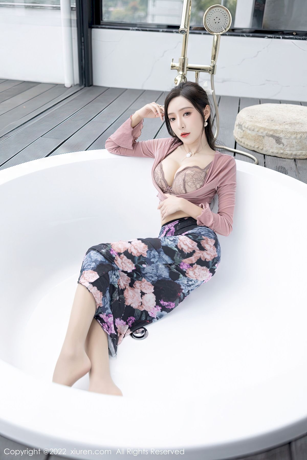 [秀人XiuRen] No.5985 女神王馨瑶yanni – 粉灰色上衣+花色长裙性感写真