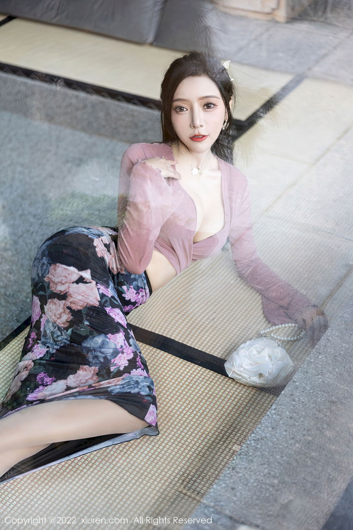 [秀人XiuRen] No.5985 女神王馨瑶yanni – 粉灰色上衣+花色长裙性感写真