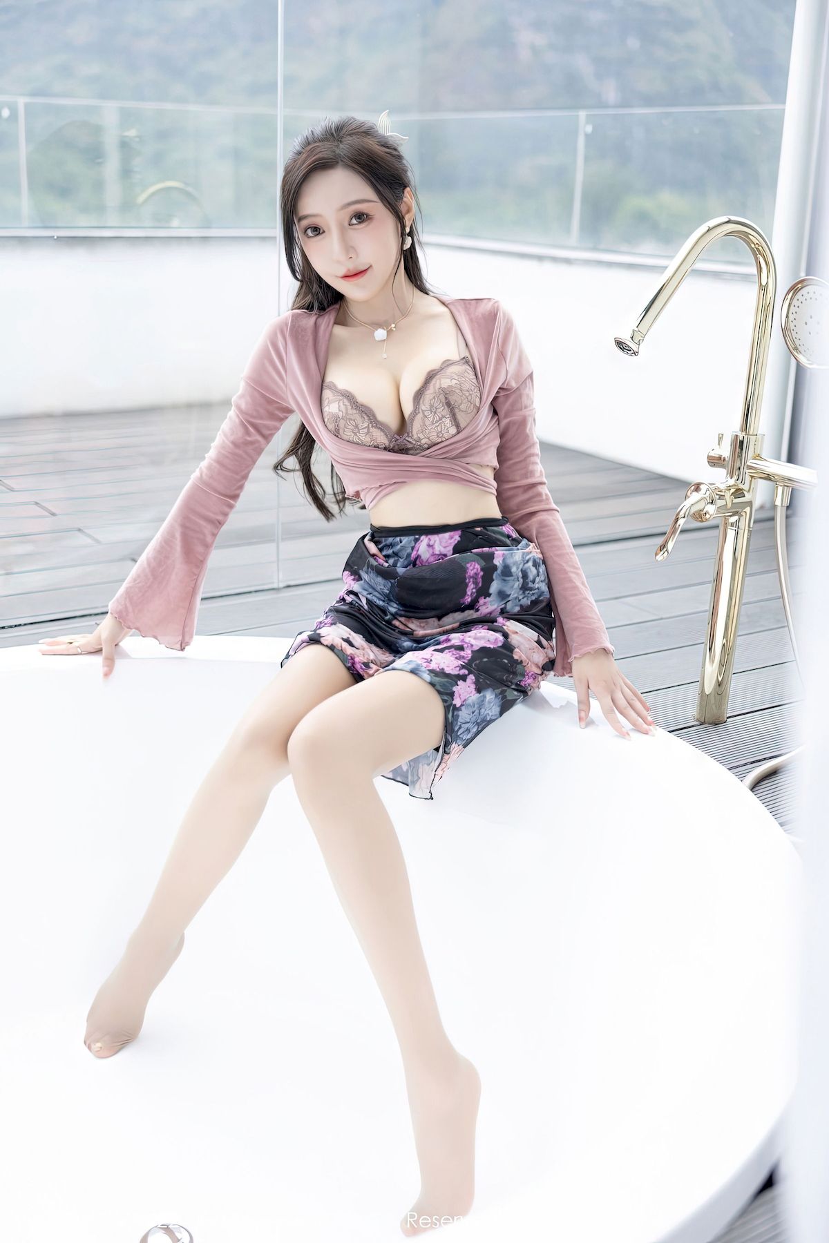 [秀人XiuRen] No.5985 女神王馨瑶yanni – 粉灰色上衣+花色长裙性感写真