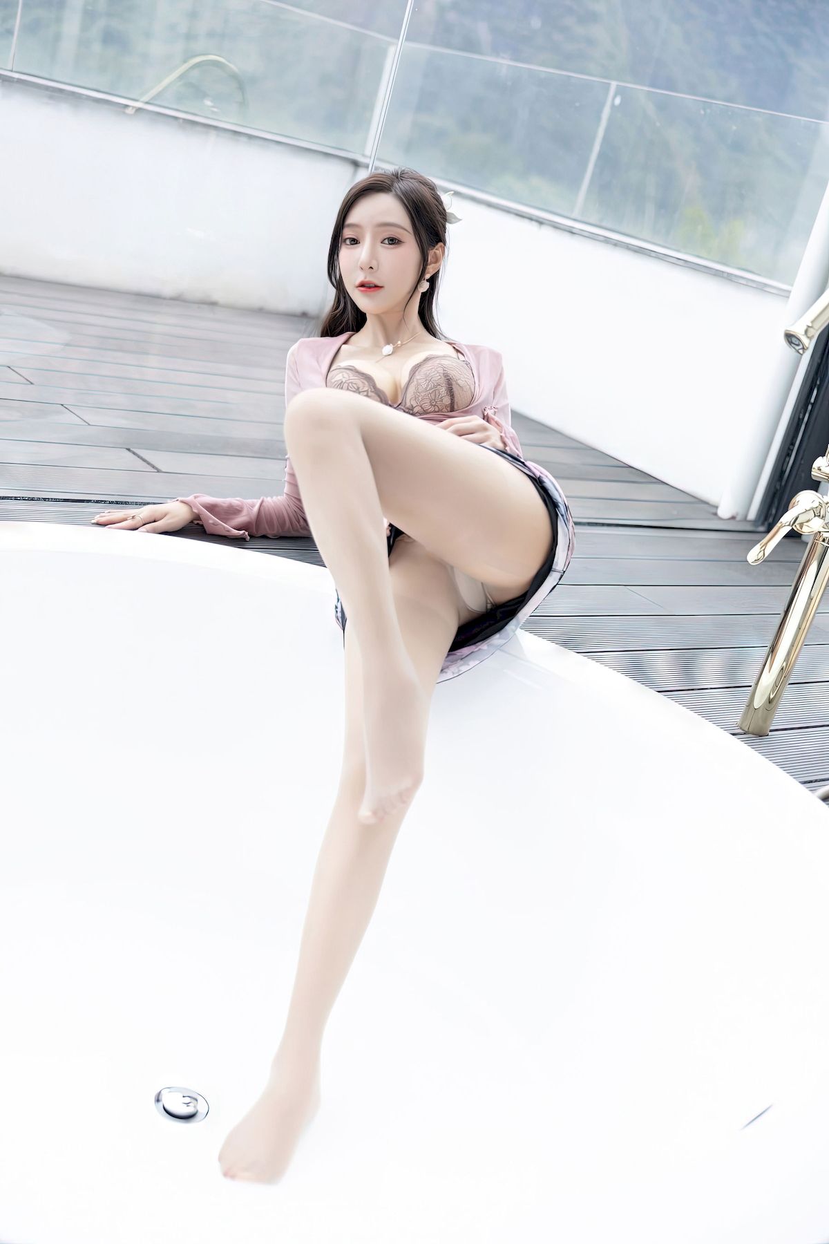 [秀人XiuRen] No.5985 女神王馨瑶yanni – 粉灰色上衣+花色长裙性感写真