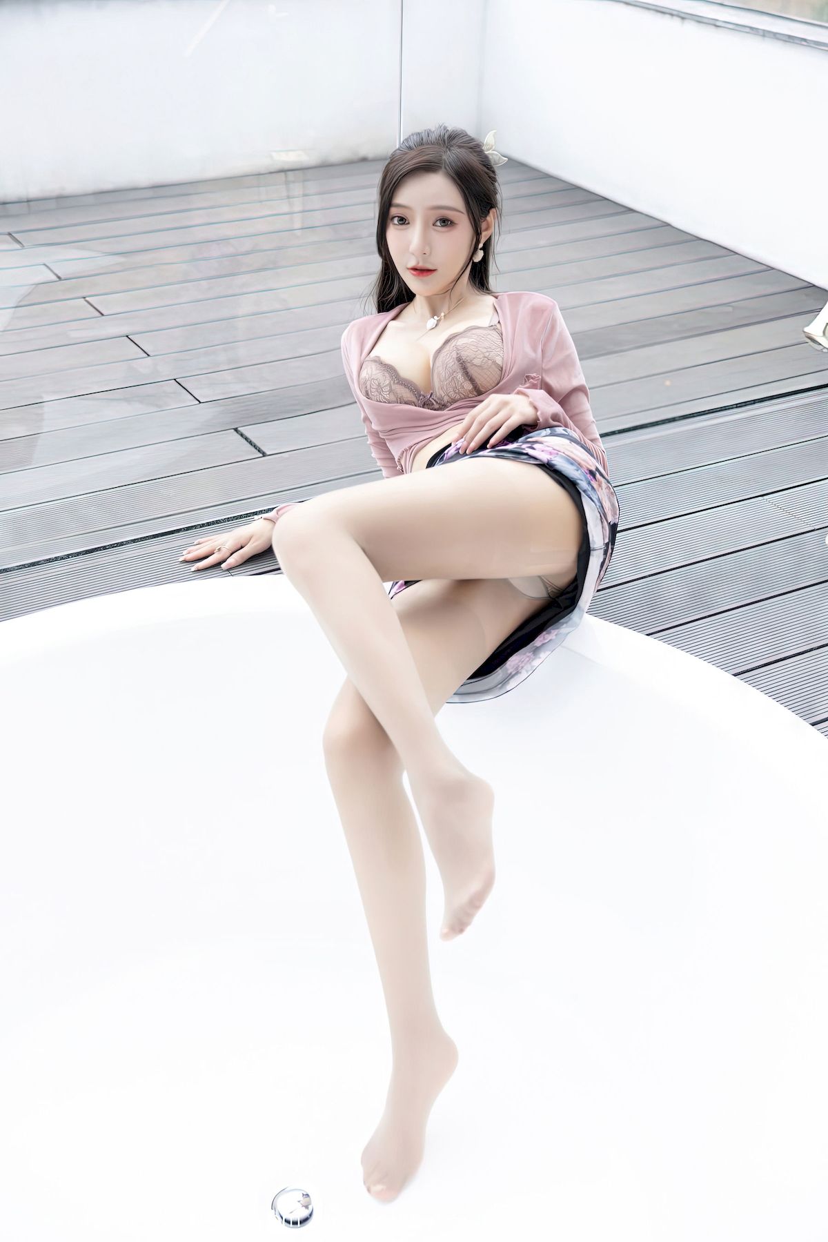 [秀人XiuRen] No.5985 女神王馨瑶yanni – 粉灰色上衣+花色长裙性感写真