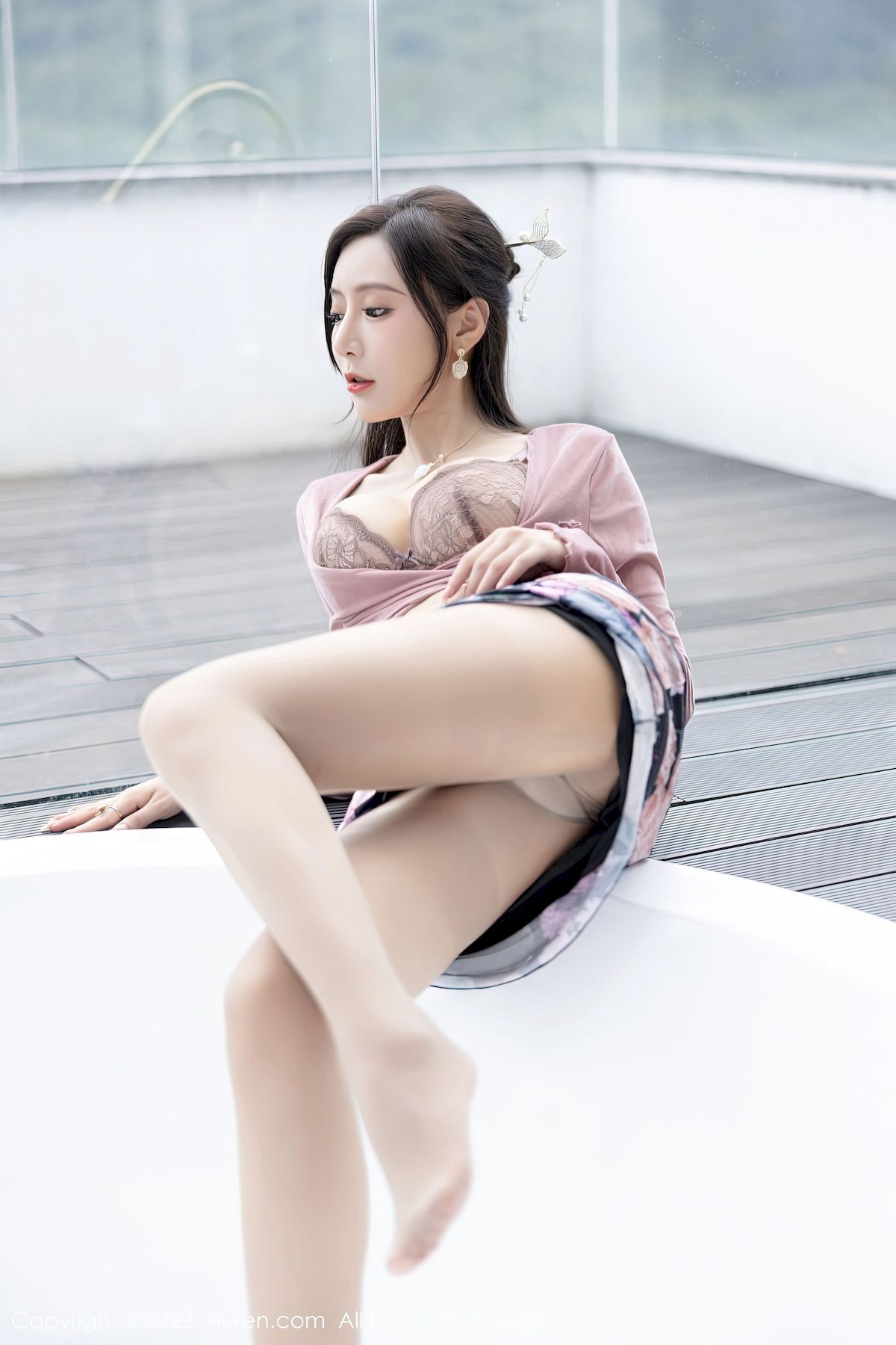 [秀人XiuRen] No.5985 女神王馨瑶yanni – 粉灰色上衣+花色长裙性感写真