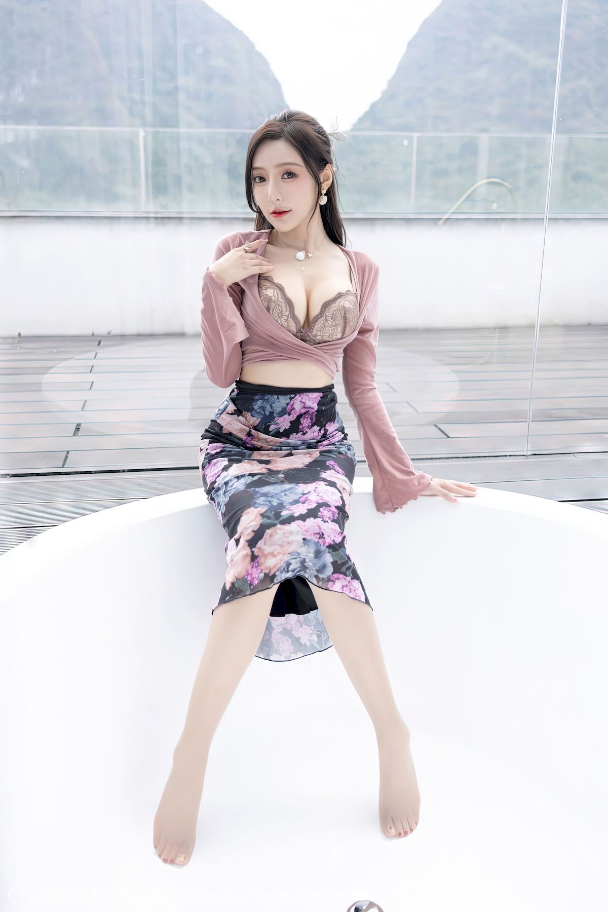 [秀人XiuRen] No.5985 女神王馨瑶yanni – 粉灰色上衣+花色长裙性感写真