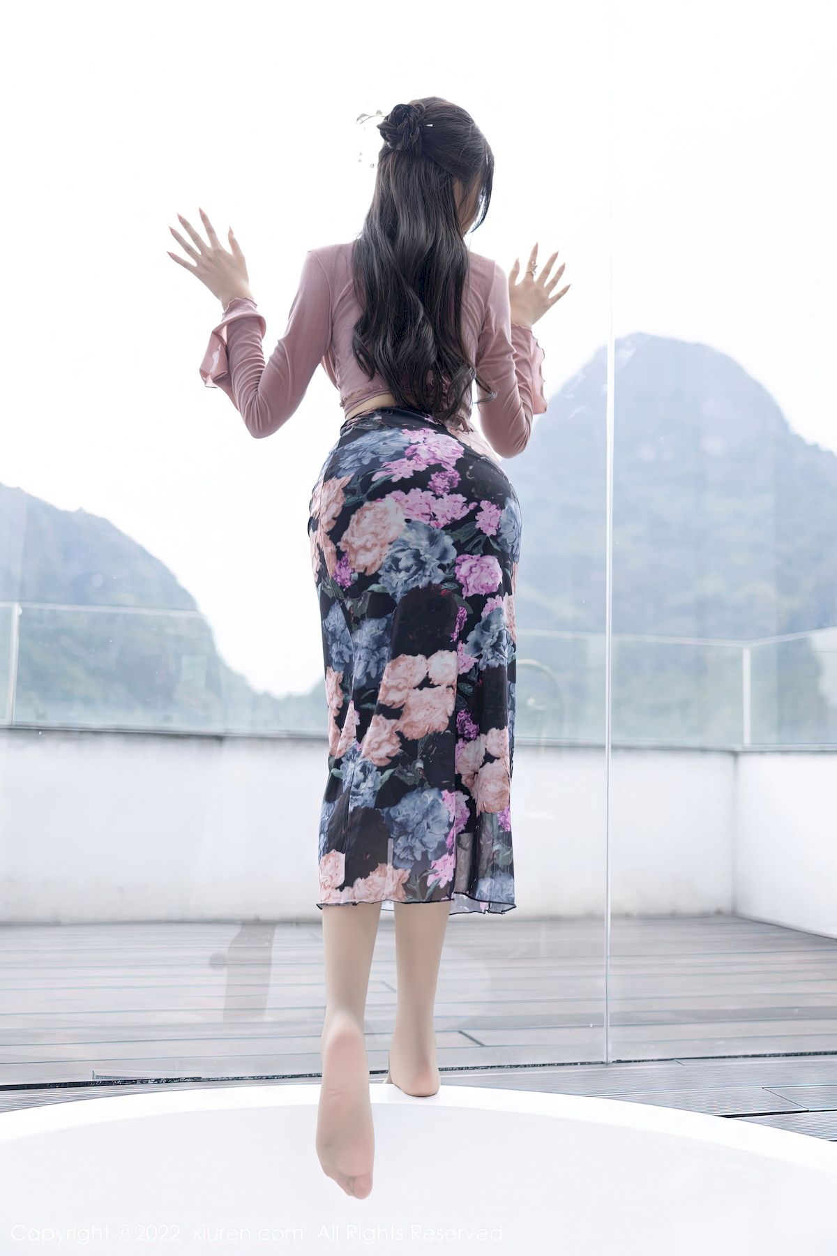 [秀人XiuRen] No.5985 女神王馨瑶yanni – 粉灰色上衣+花色长裙性感写真