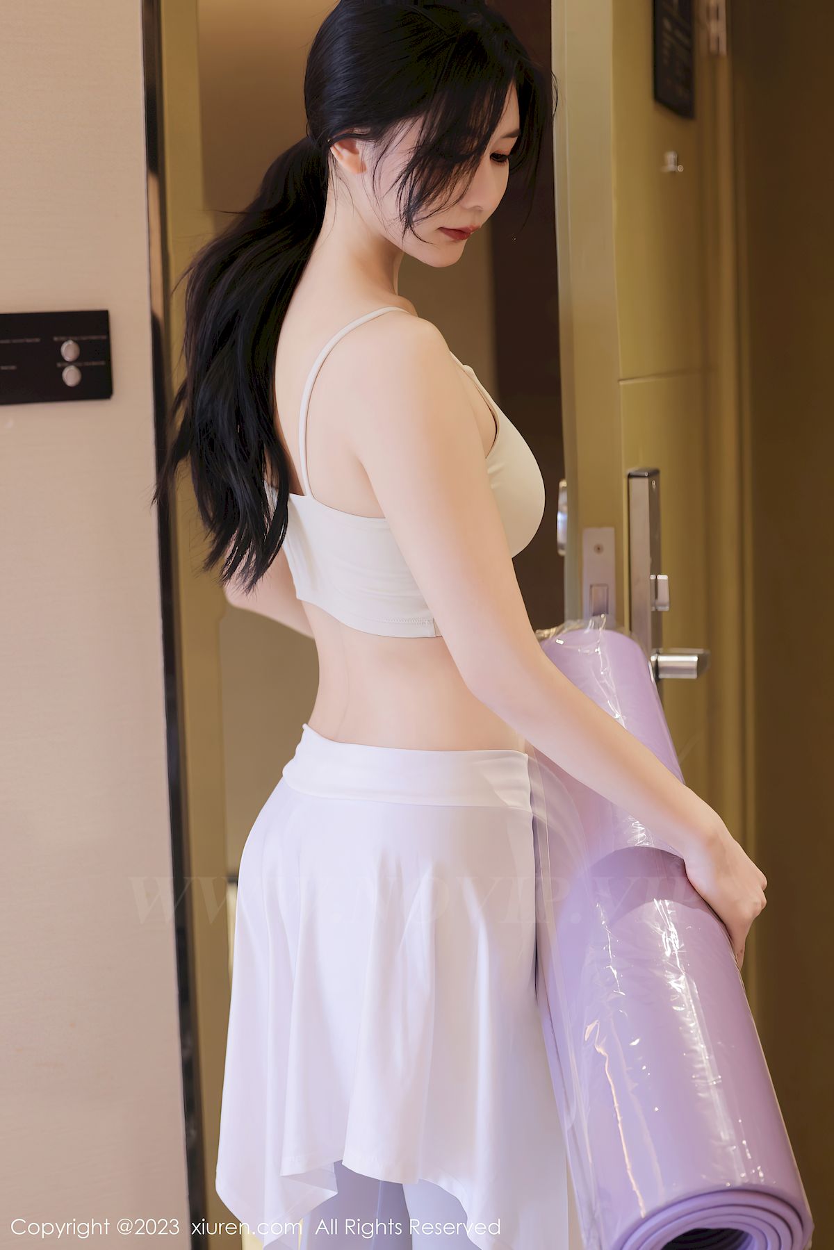 秀人网美女模特尹甜甜浅色运动服饰洁白肤色广州旅拍-御萝部落