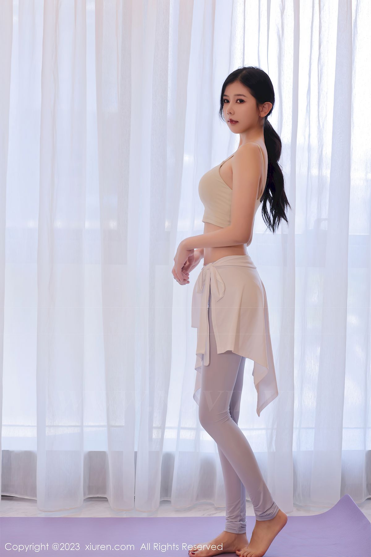 秀人网美女模特尹甜甜浅色运动服饰洁白肤色广州旅拍-御萝部落