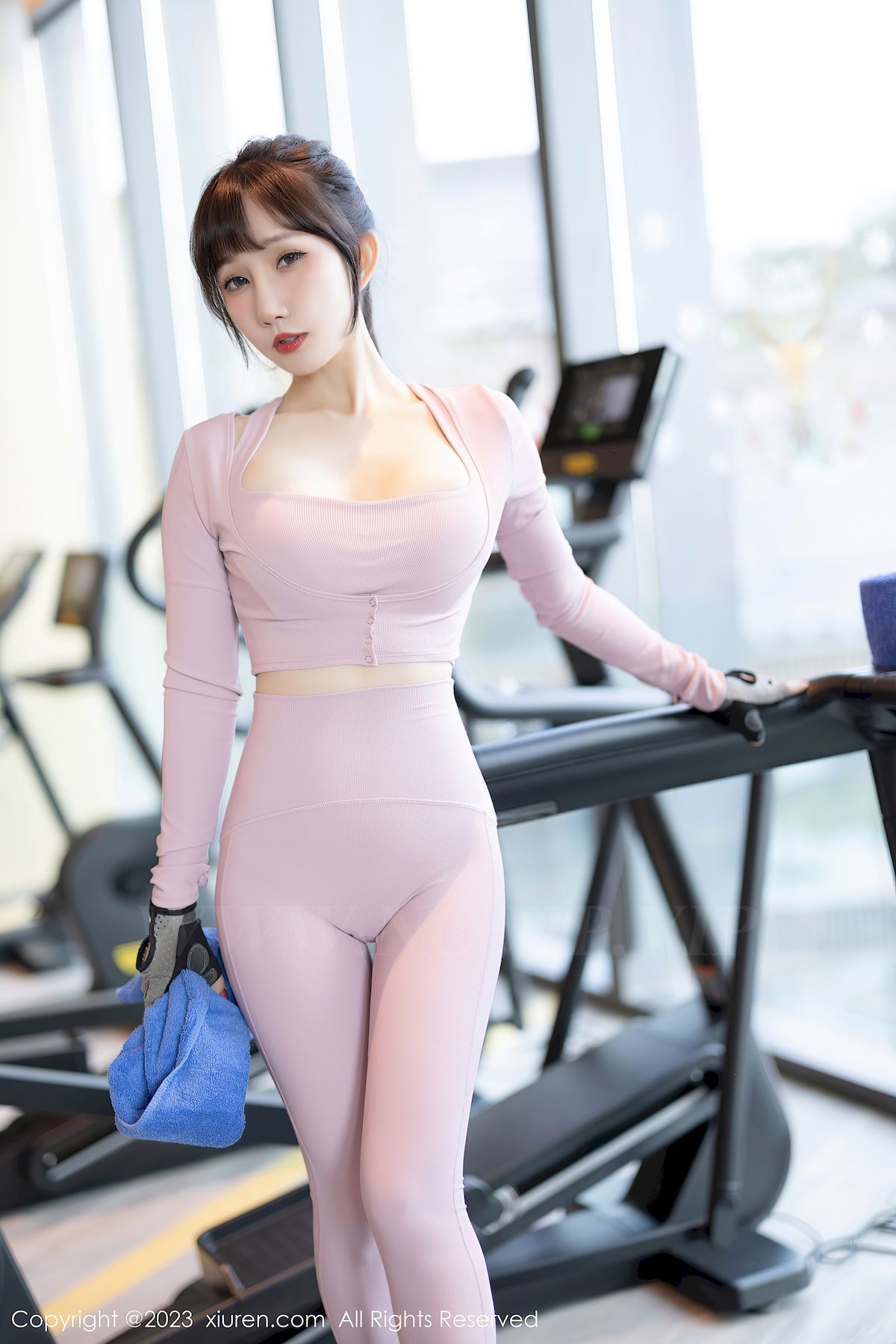 秀人网美女模特波巧酱粉色运动服饰健身场所海南岛旅拍-御萝部落