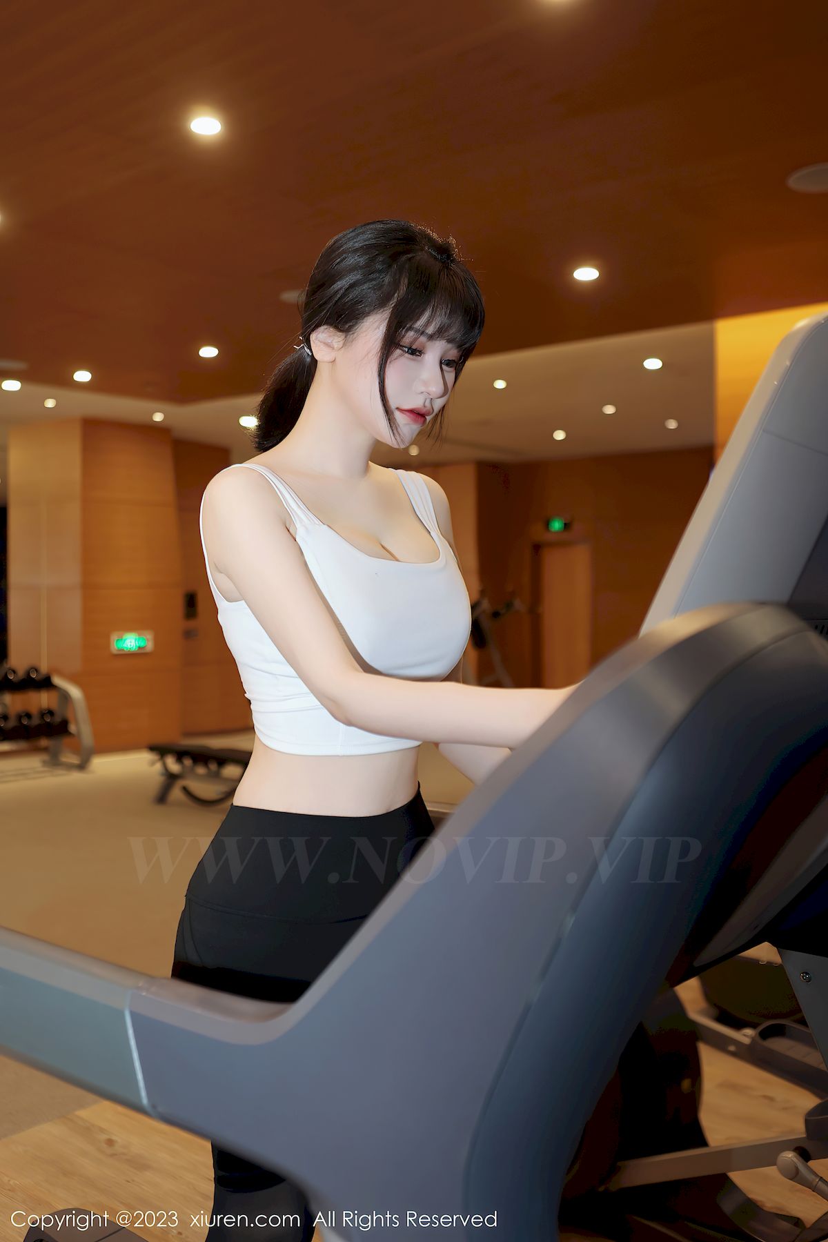 秀人网美女模特桃桃子_白色上衣搭配运动瑜伽裤性感写真-御萝部落