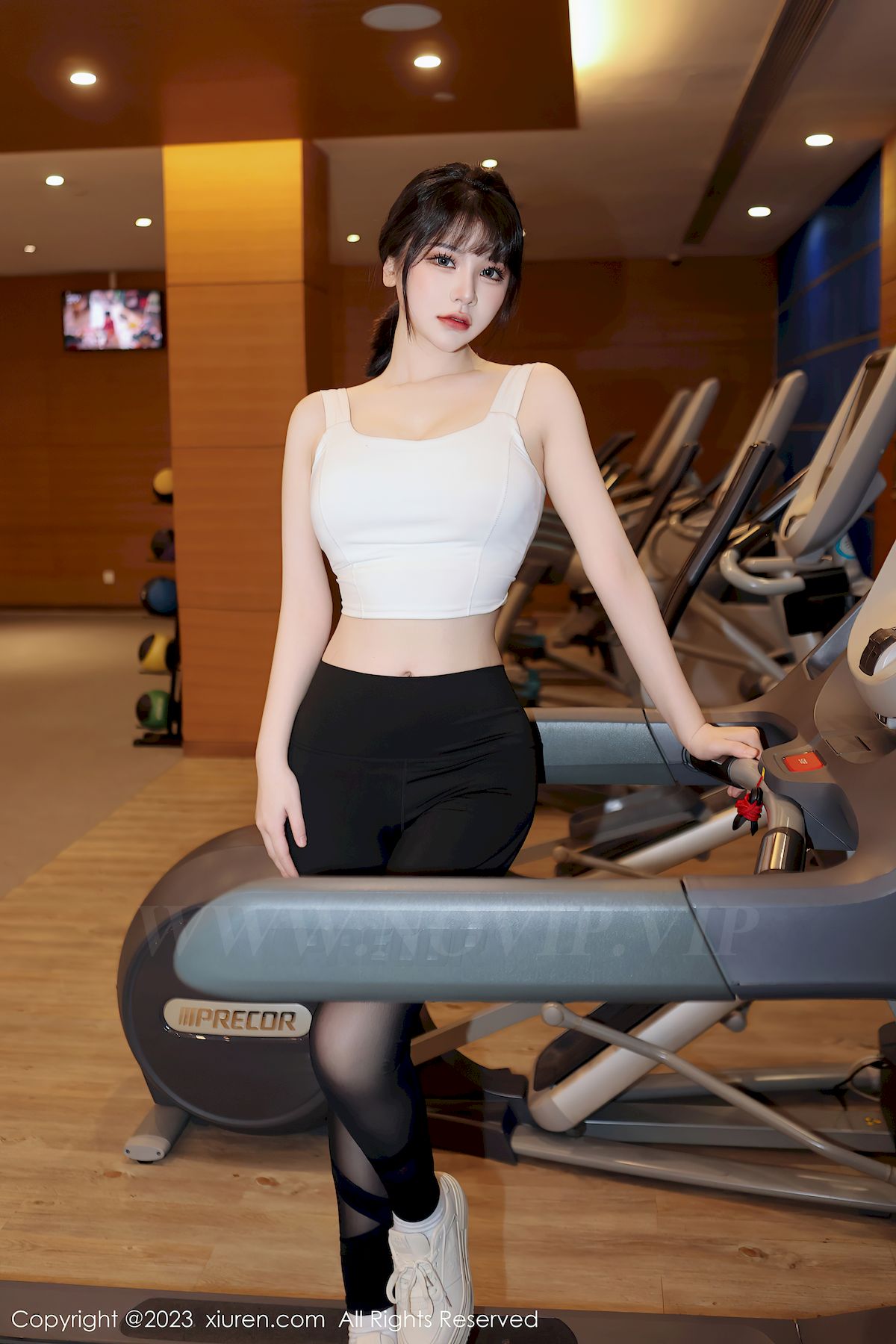 秀人网美女模特桃桃子_白色上衣搭配运动瑜伽裤性感写真-御萝部落