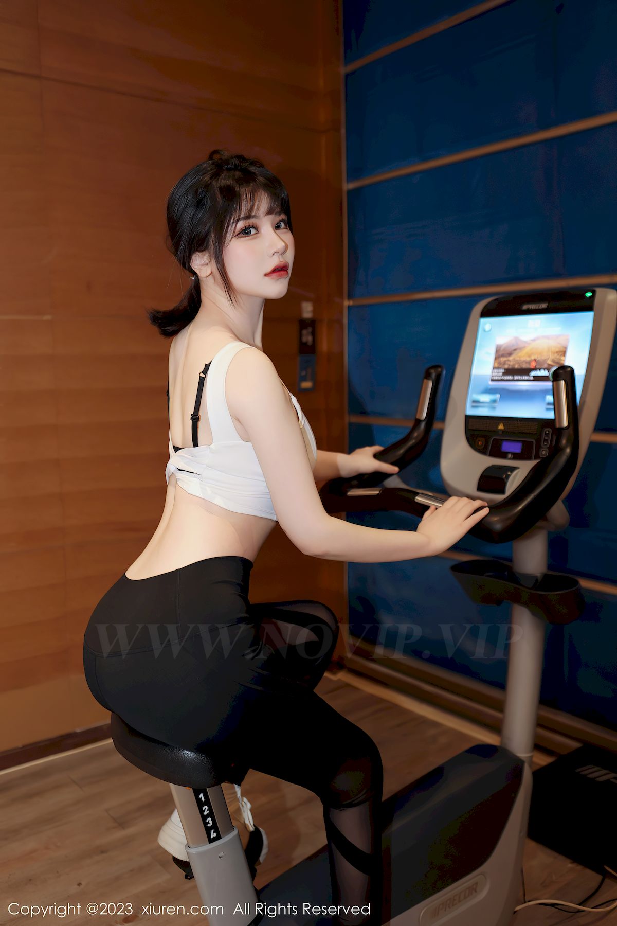 秀人网美女模特桃桃子_白色上衣搭配运动瑜伽裤性感写真-御萝部落