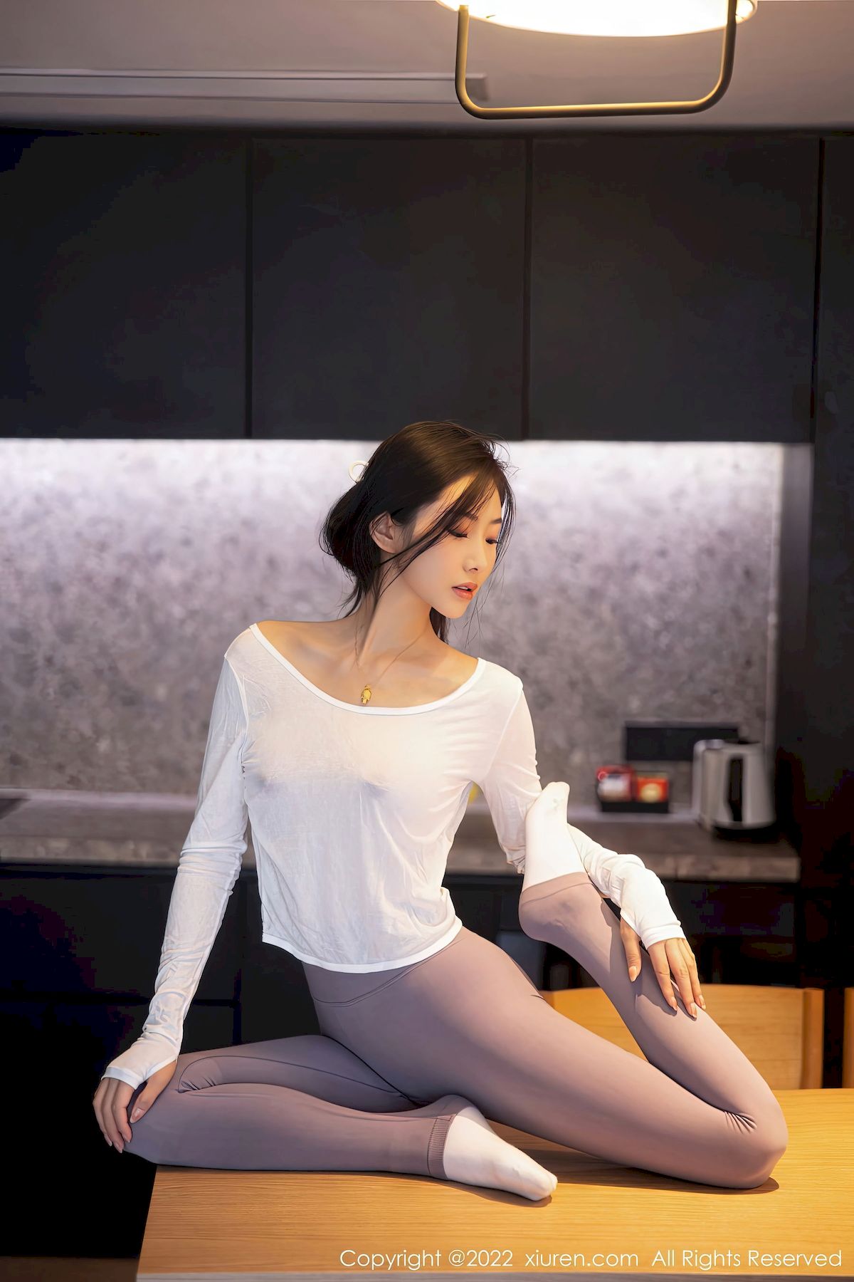 秀人网新人嫩模苏苏阿白色上衣搭配灰色瑜伽裤首套写真-御萝部落