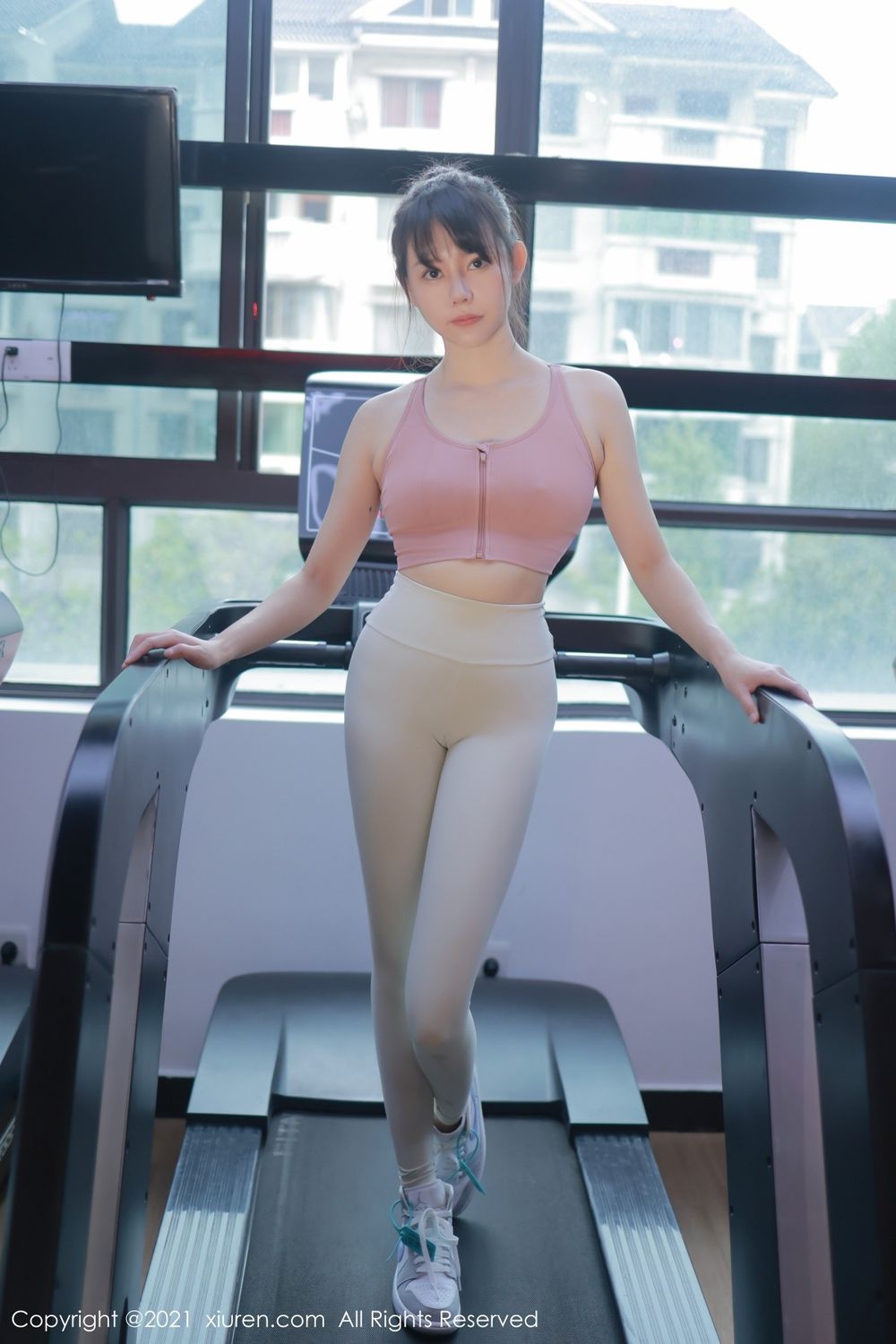 秀人网新人模特韩希蕾健身房紧身裤运动内衣服饰性感写真-御萝部落