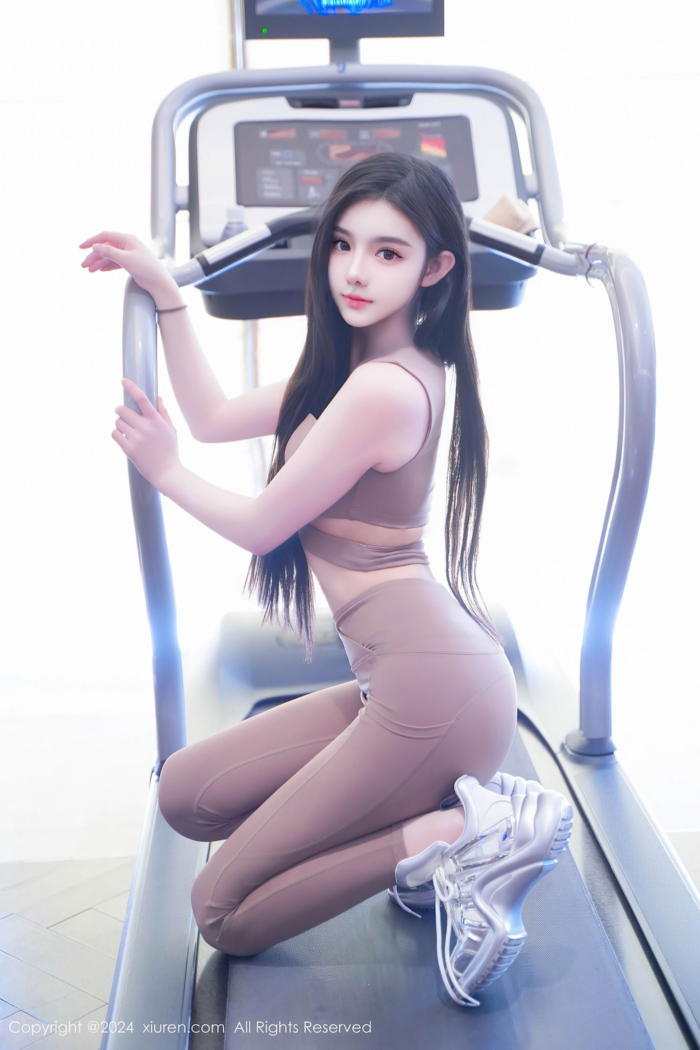 秀人网新人模特龙雪儿棕红色瑜伽紧身服饰性感写真-御萝部落