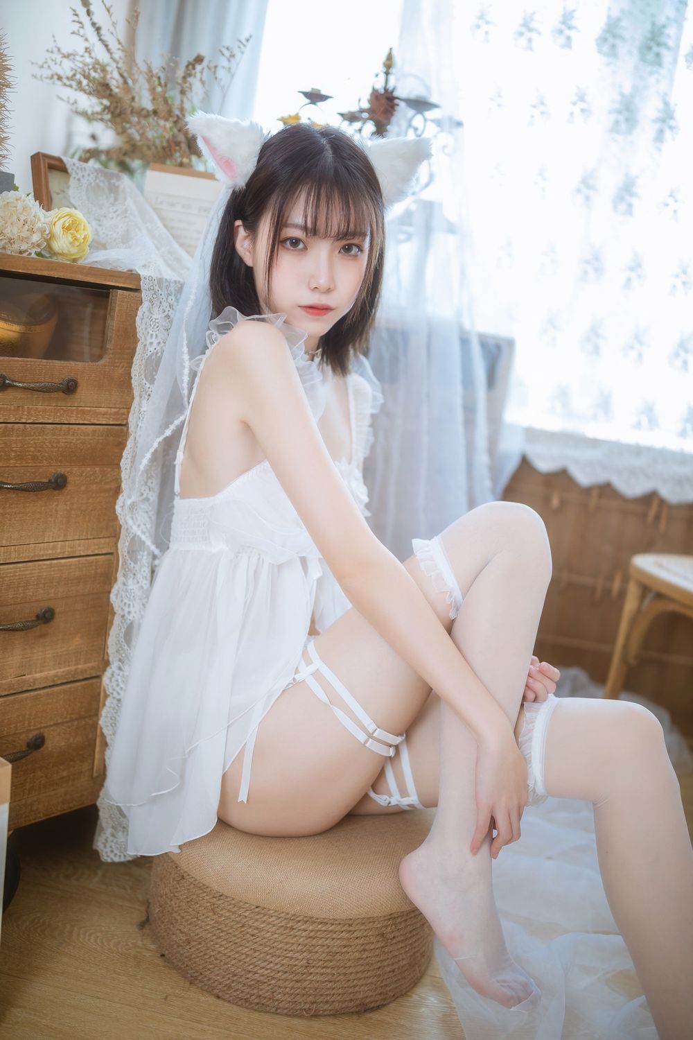 网络美女许岚LAN薄纱吊裙配白色丝袜系列萌萌哒私房写真-御萝部落