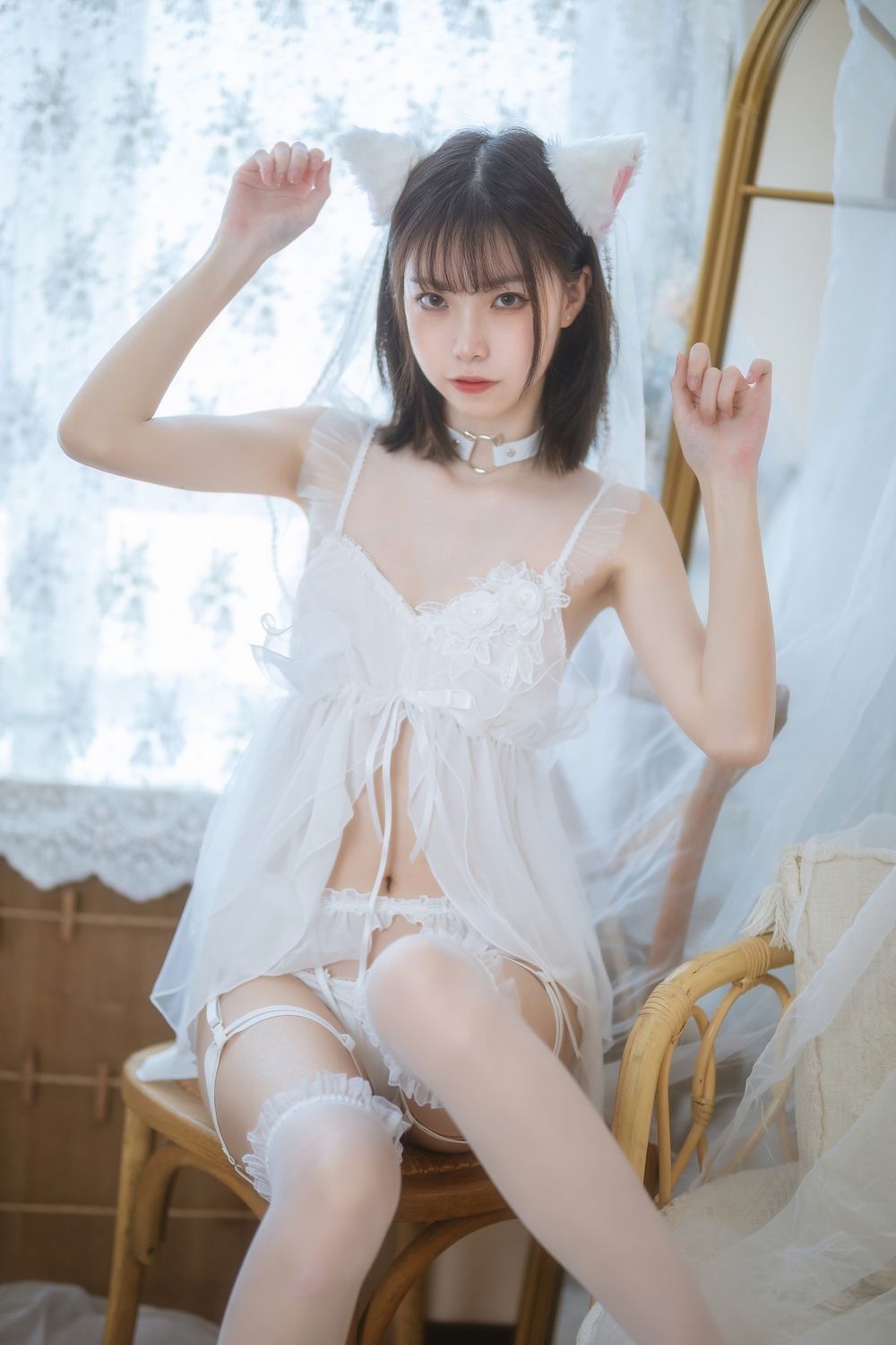 网络美女许岚LAN薄纱吊裙配白色丝袜系列萌萌哒私房写真-御萝部落